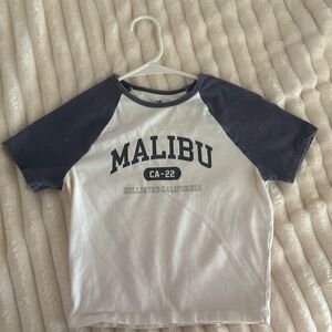 Size extra small Holister crop top. Lightly worn.